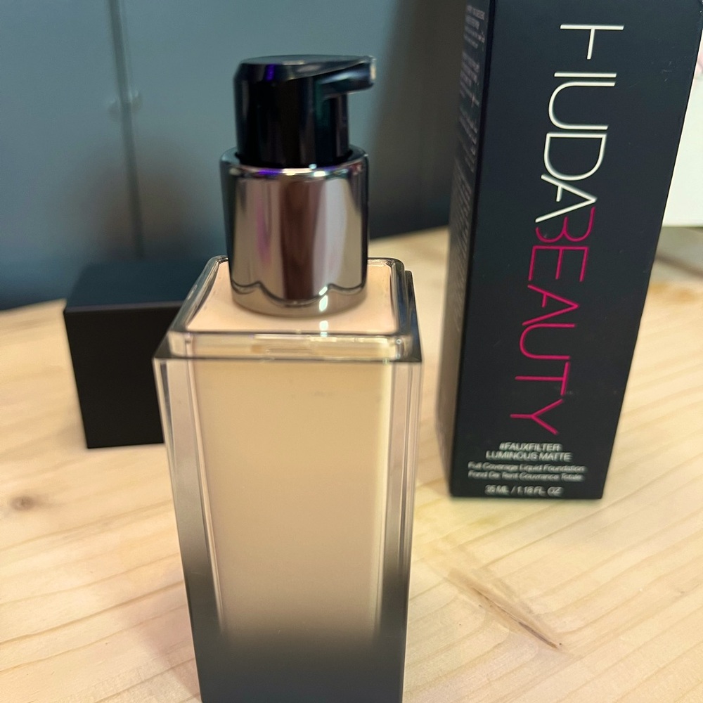 Huda Beauty Faux Filter Foundation 100B Milkshake